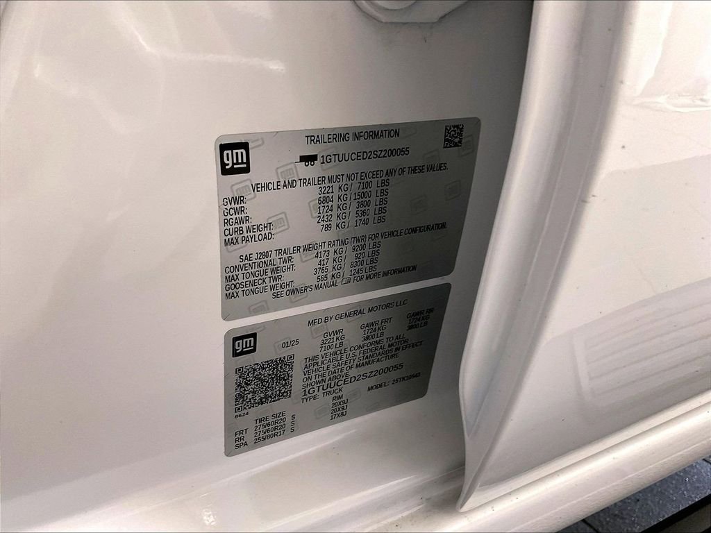 Used 2025 White GMC Elevation image 37
