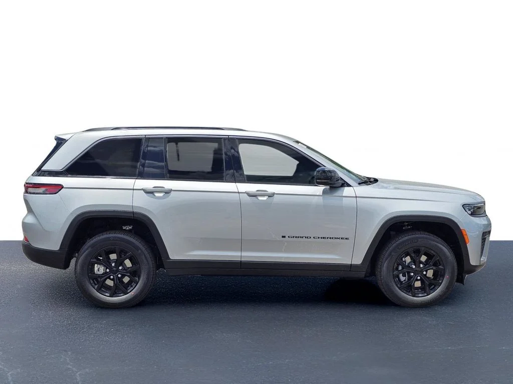 New 2026 Silver Zynith Exterior Paint Jeep Altitude image 7