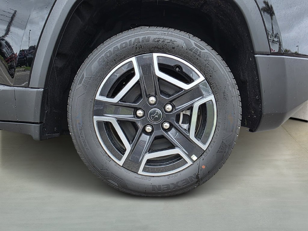 New 2026 Diamond Black Crystal Pearl-Coat Exterior Paint Jeep Laredo image 7