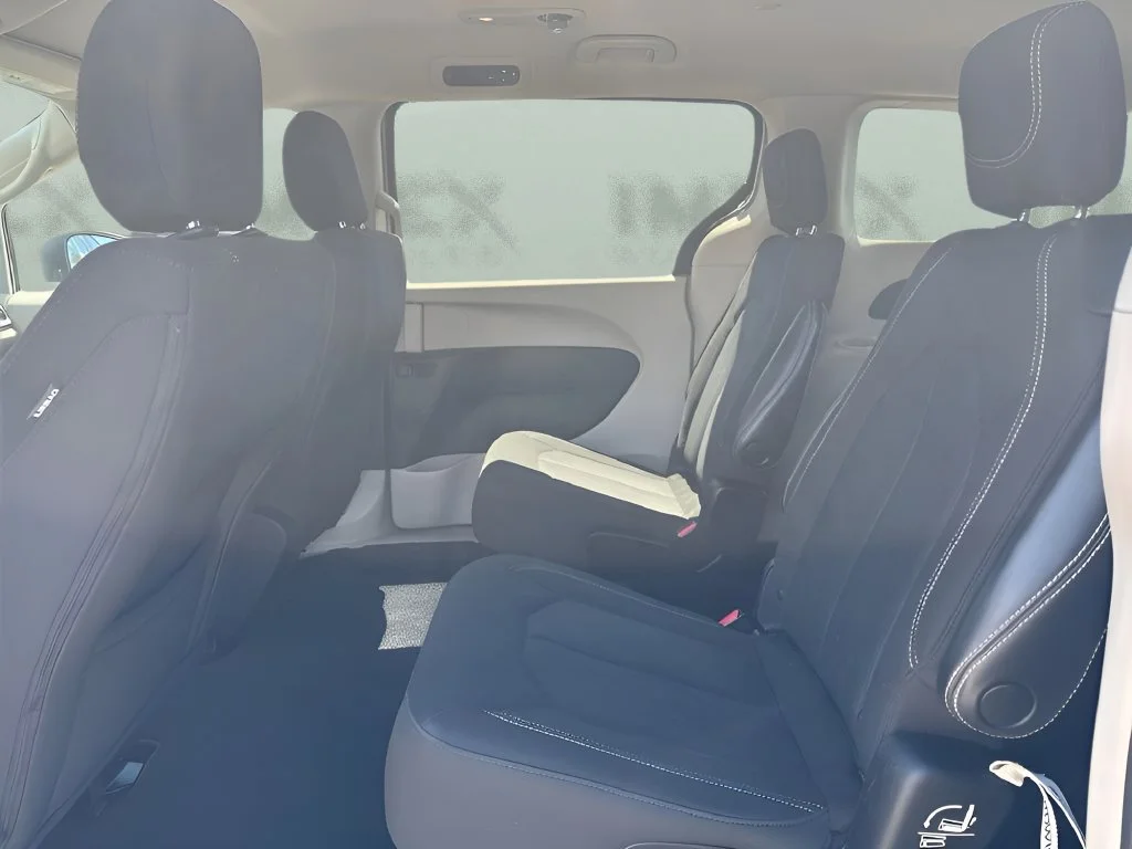 Used 2023 Silver Chrysler LX image 22