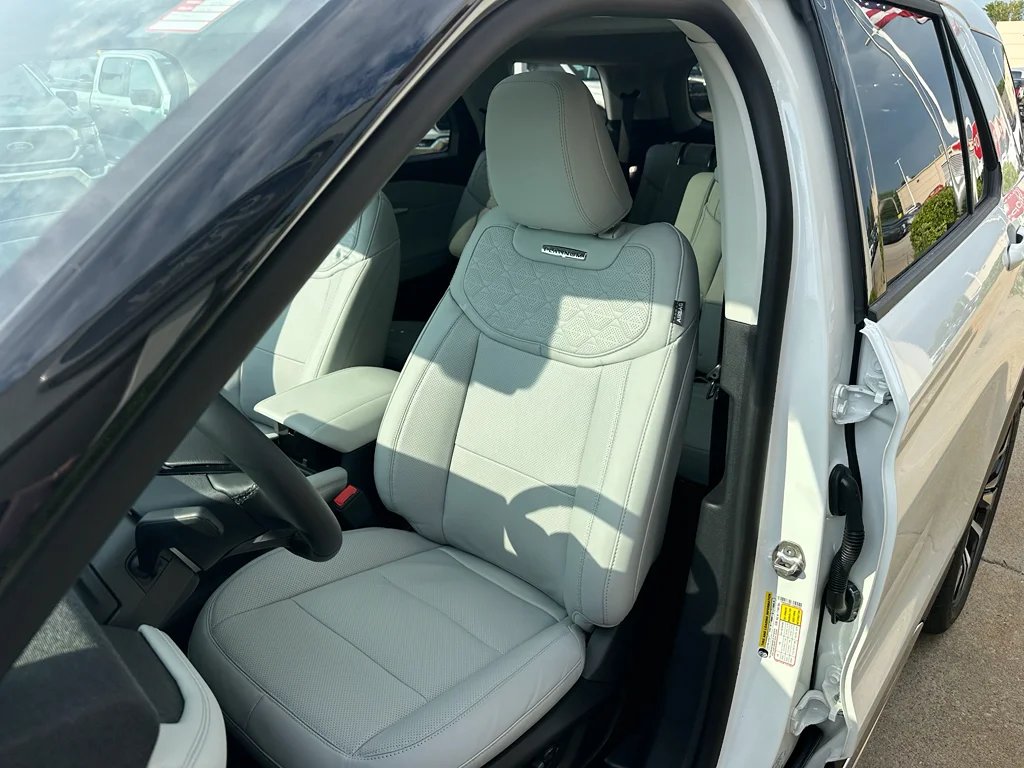 New 2026 Star White Met Tri-Coat Ford Platinum image 30