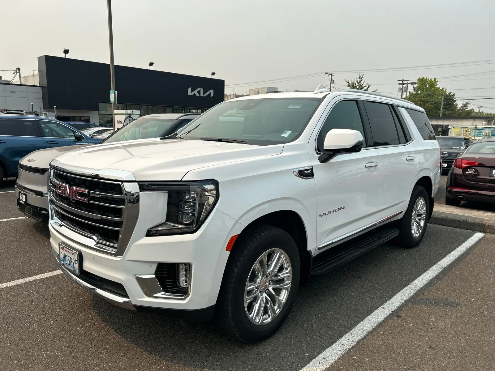 Used 2023 White GMC SLT image 1
