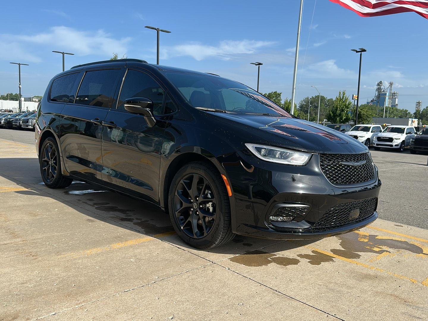 New 2026 Diamond Black Crystal Pearl-Coat Exterior Paint Chrysler Limited image 5