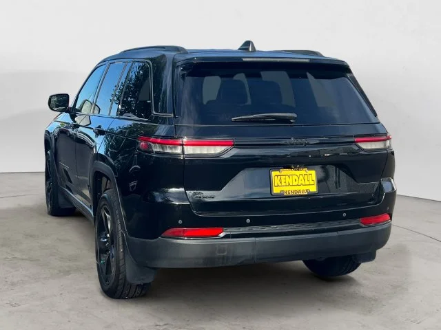 Used 2023 Diamond Black Jeep Altitude X image 7