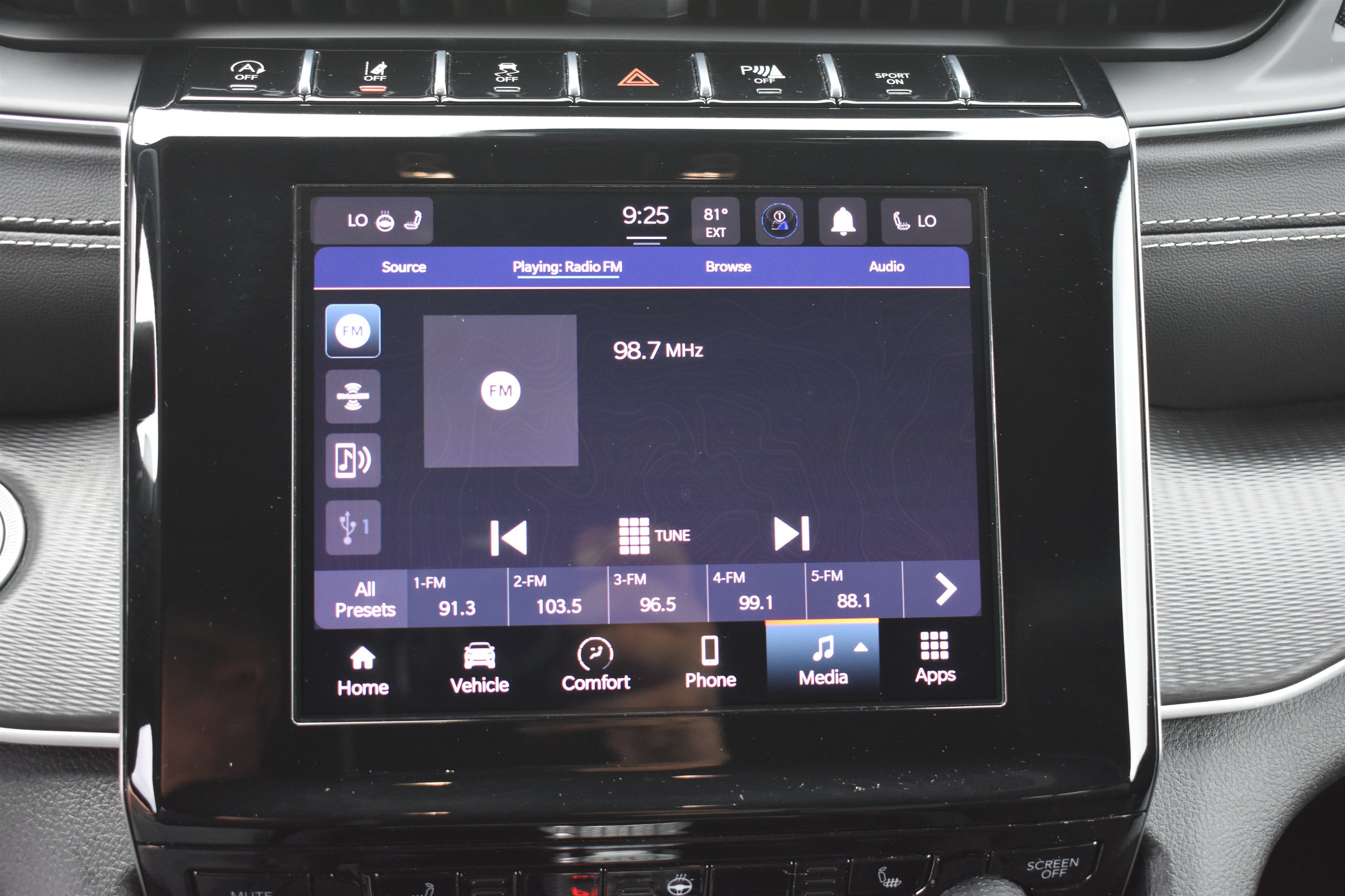 Used 2024 Diamond Black Crystal Pearlcoat Jeep Altitude image 23