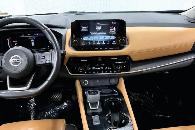 Used 2021 Caspian Blue Metallic/Super Black Nissan Platinum image 7