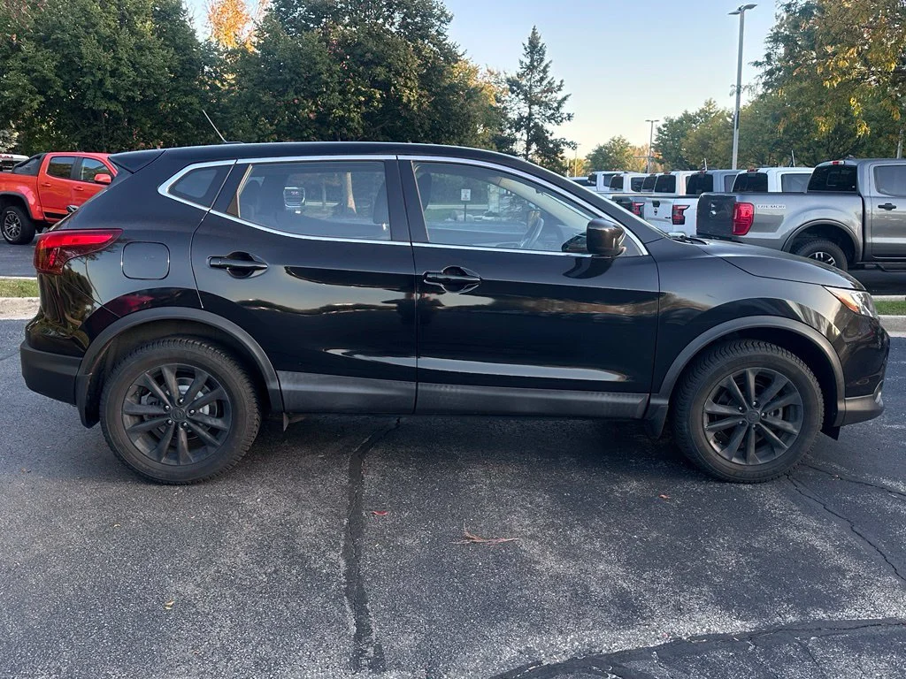 Used 2018 Magnetic Black Nissan S image 4