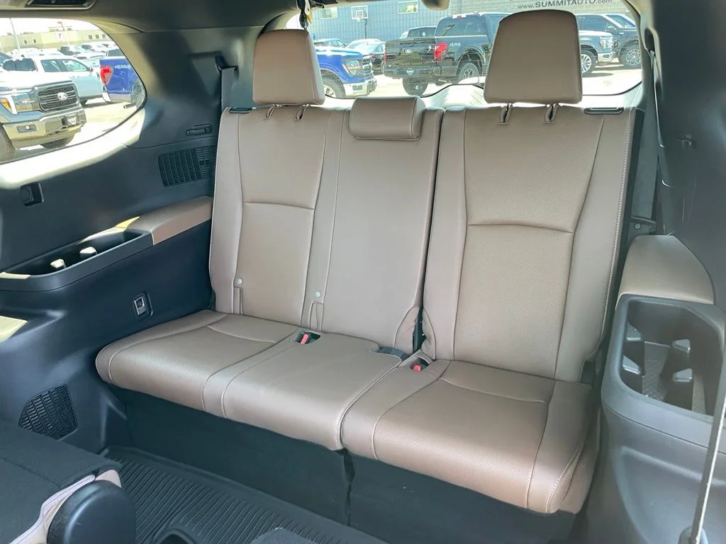 Used 2025 White Toyota MAX Platinum image 9