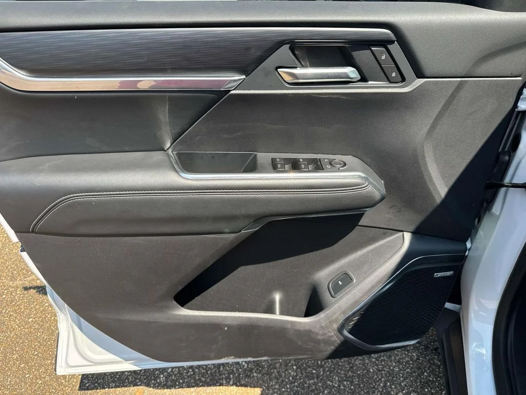 Used 2025 White GMC Elevation image 27