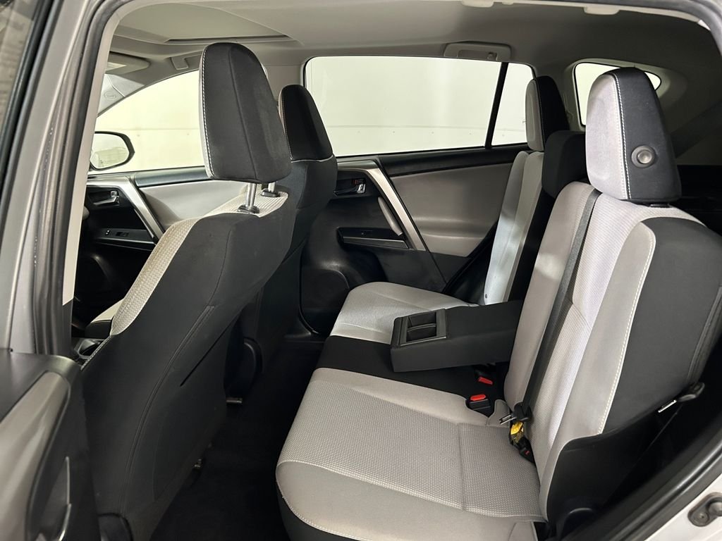 Used 2018 Silver Toyota XLE image 19