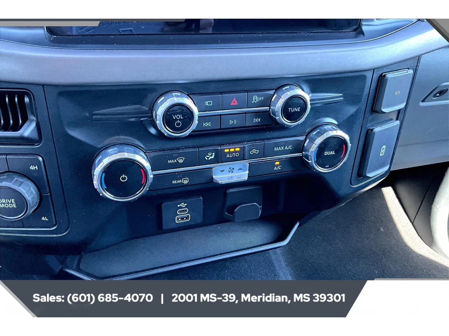 Used 2025 AGATE BLACK METALLIC Ford XLT image 22