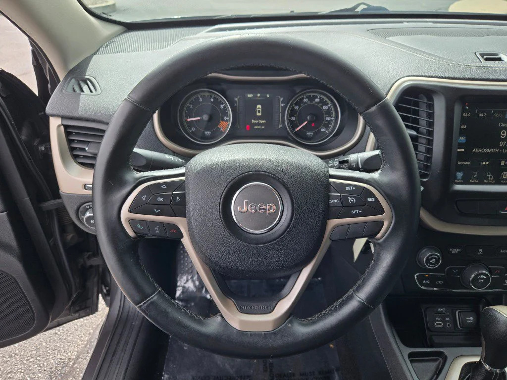 Used 2014 Gray Jeep Latitude image 30