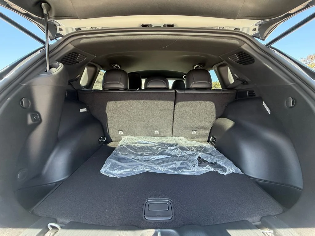 New 2026 White Jeep Latitude image 19