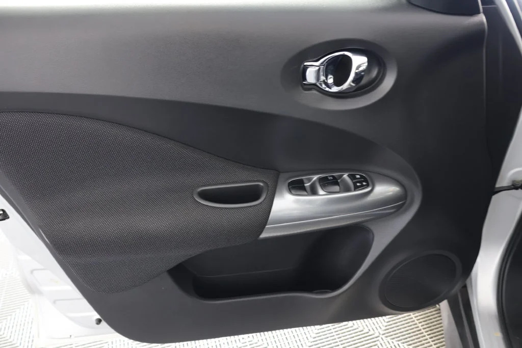 Used 2014 Brilliant Silver Nissan S image 21