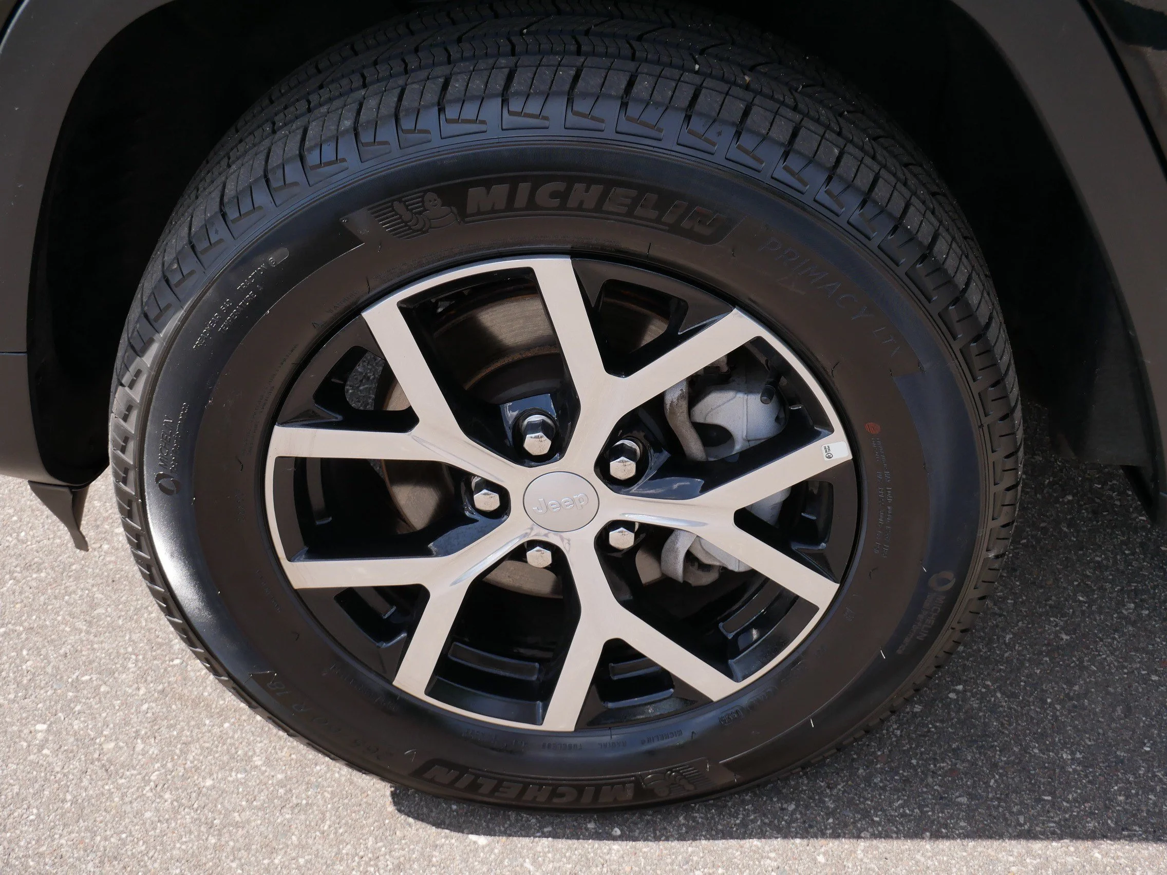 Used 2025 Diamond Black Crystal Pearlcoat Jeep Limited image 15