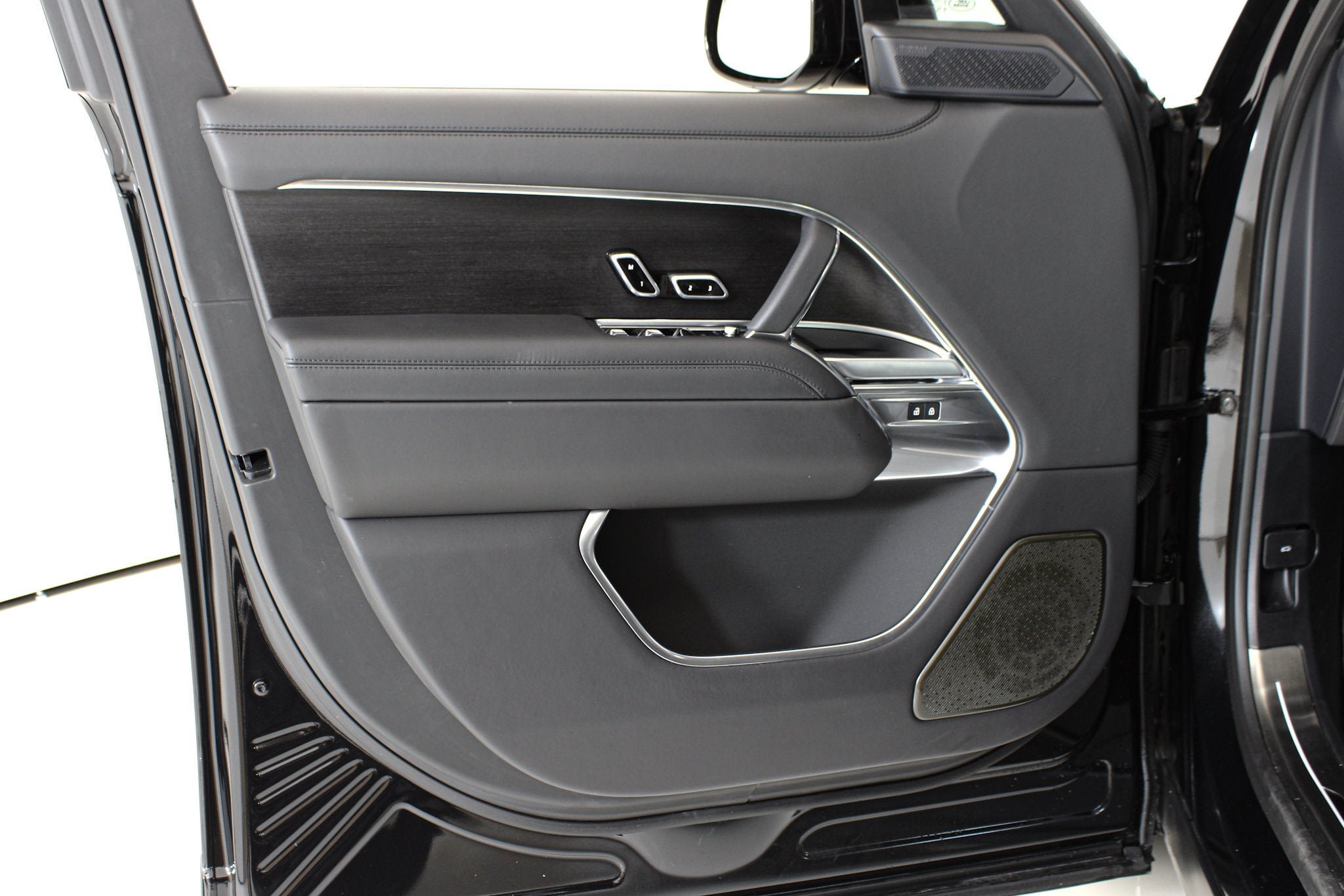 Used 2025 Black Land Rover Autobiography image 29