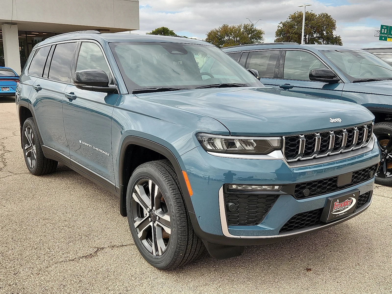 New 2027 Steel Blue Paint Jeep L LIMITED 4X4 image 4