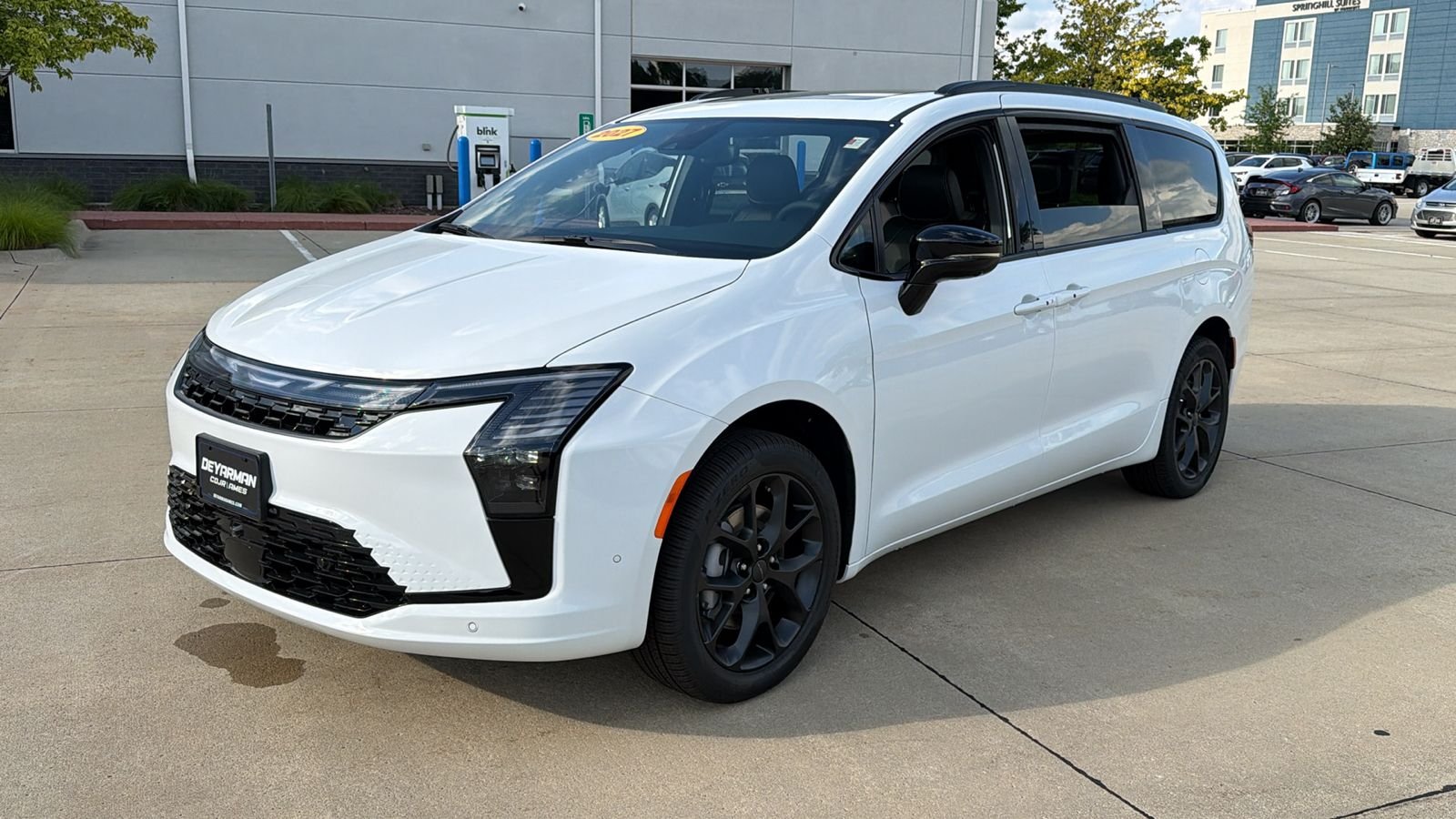 New 2027 Bright White Clear-Coat Exterior Paint Chrysler Limited image 4