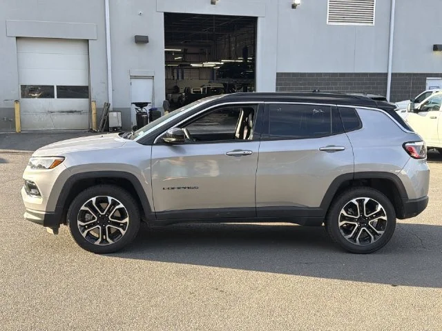 Used 2024  Jeep Limited image 10