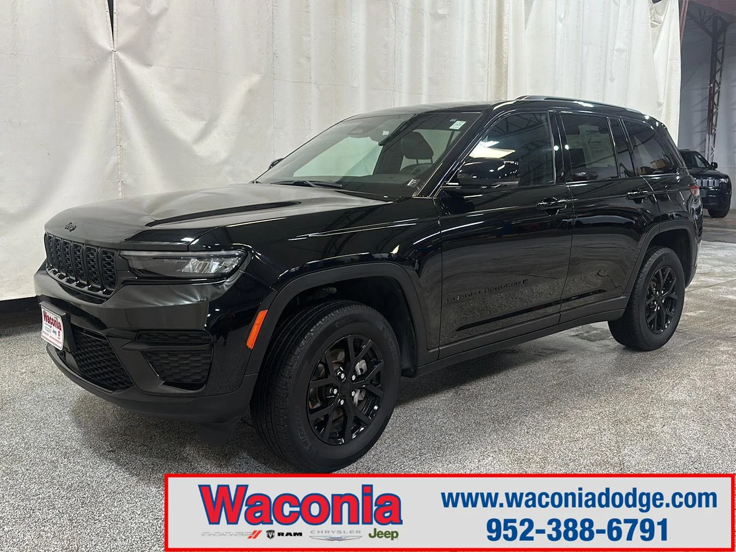 Used 2025 Diamond Black Crystal Pearlcoat Jeep Altitude image 1