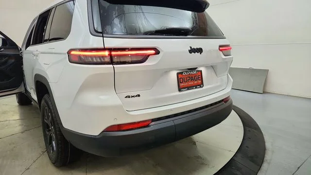 New 2026 Bright White Clear-Coat Exterior Paint Jeep Altitude image 17