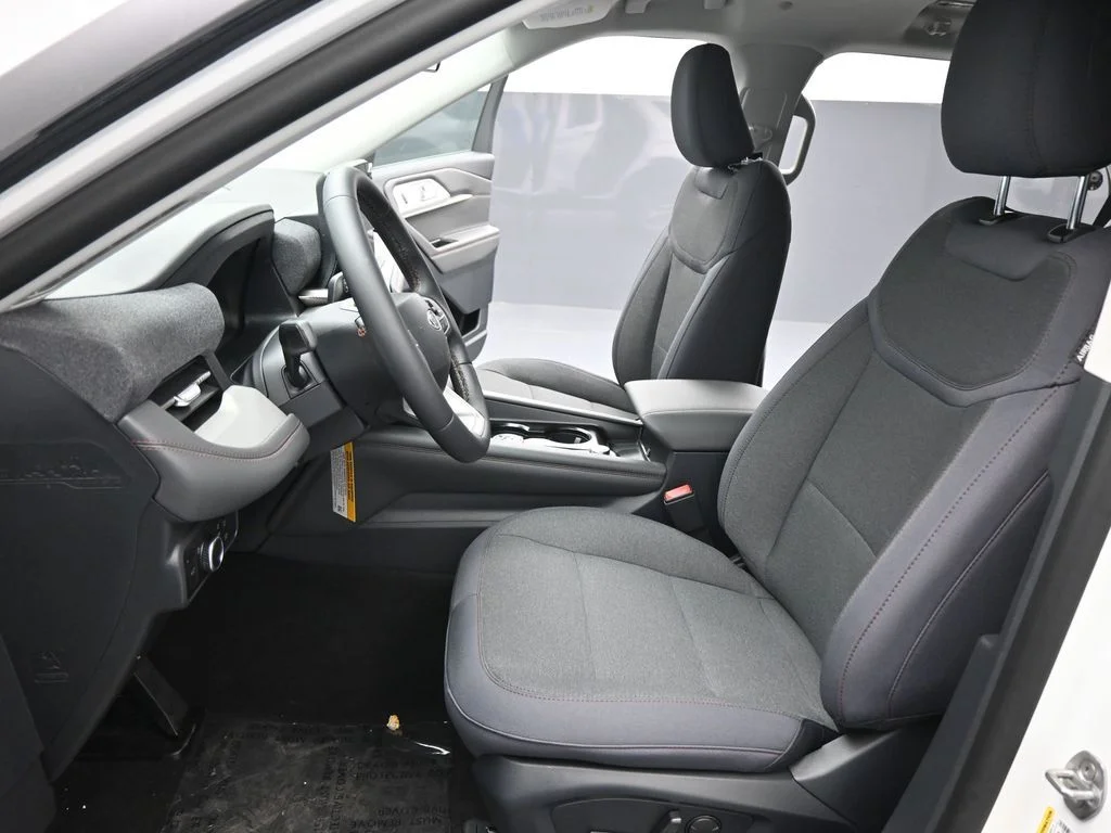 New 2026 Star White Metallic Tri-Coat Ford Active image 9