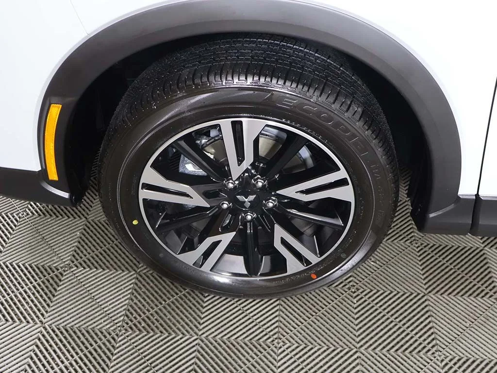 New 2026 White Mitsubishi SE image 17