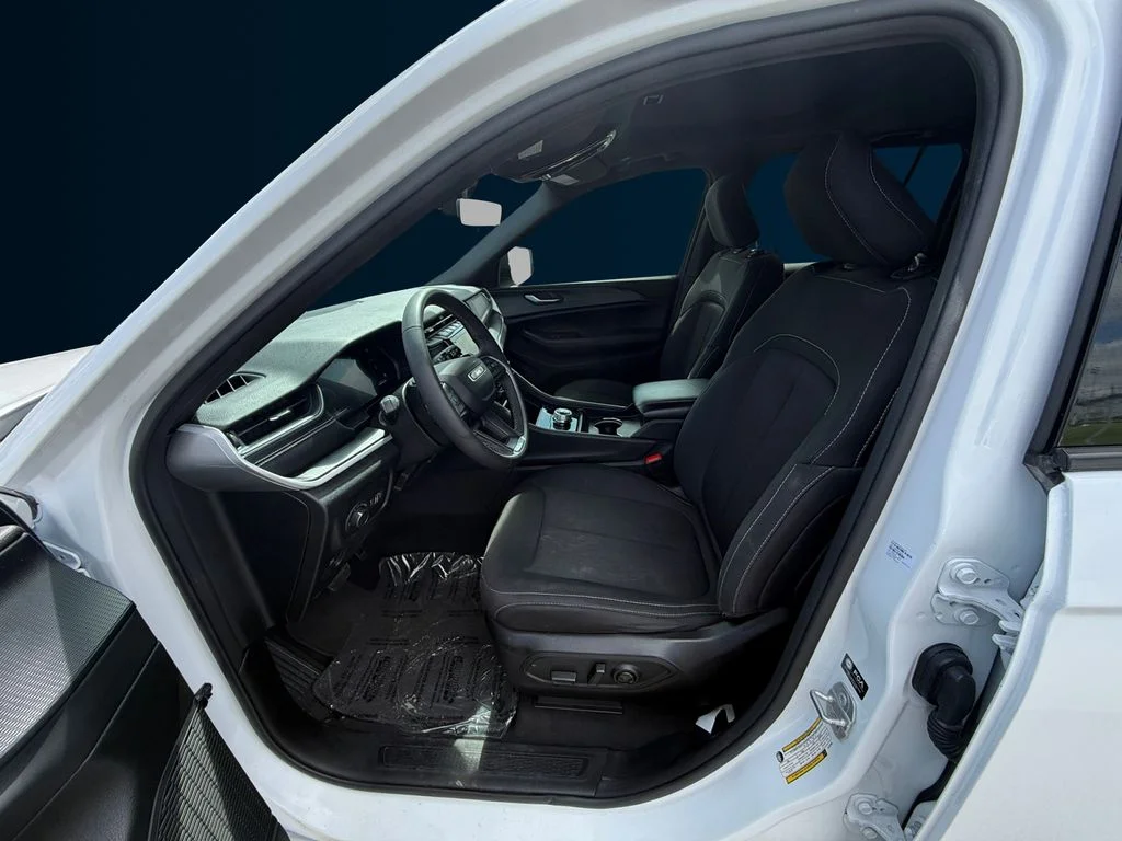 Used 2025 White Jeep Laredo X image 10