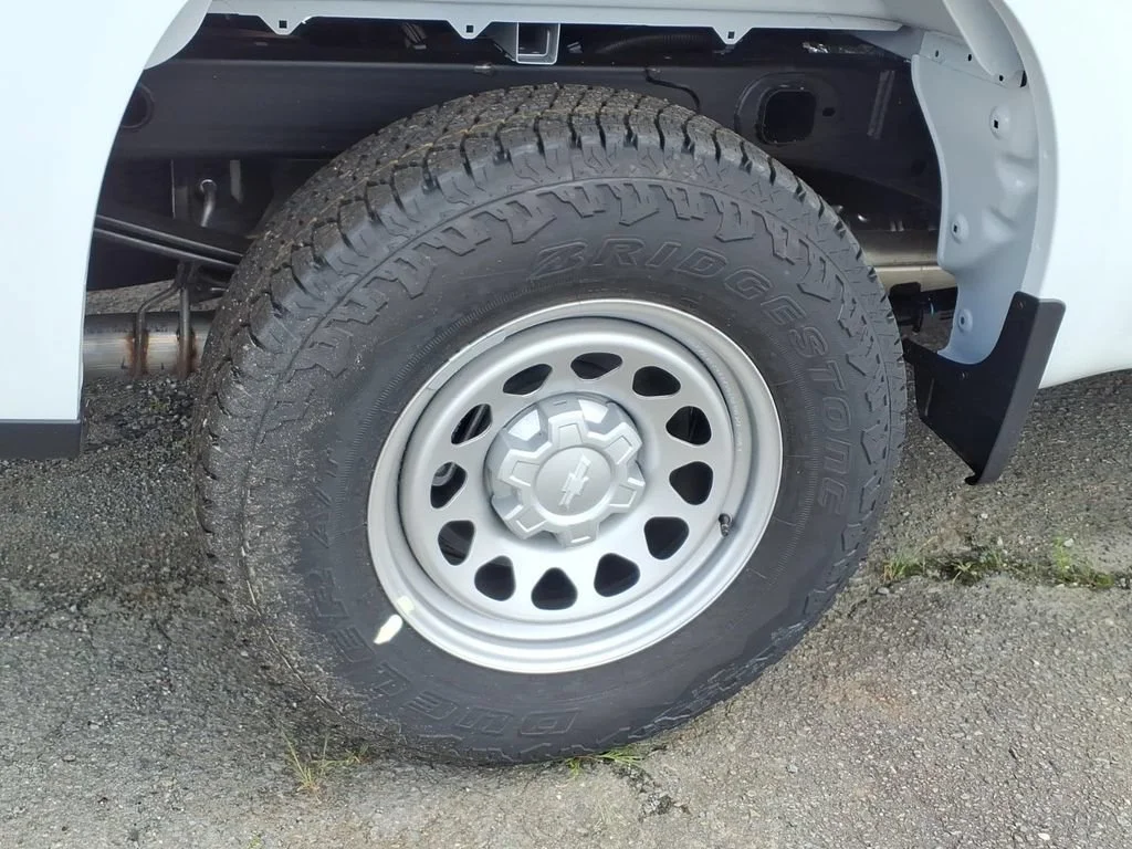 New 2026 Summit White Chevrolet WT image 29