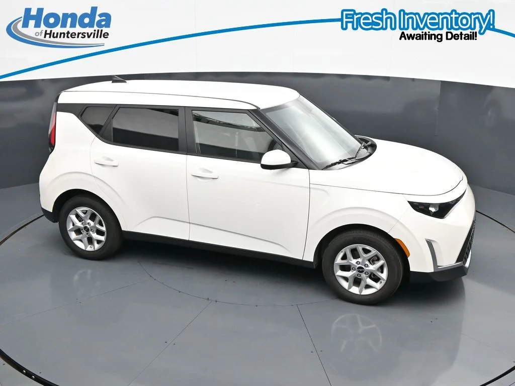 Used 2025 Snow White Pearl Kia LX image 24