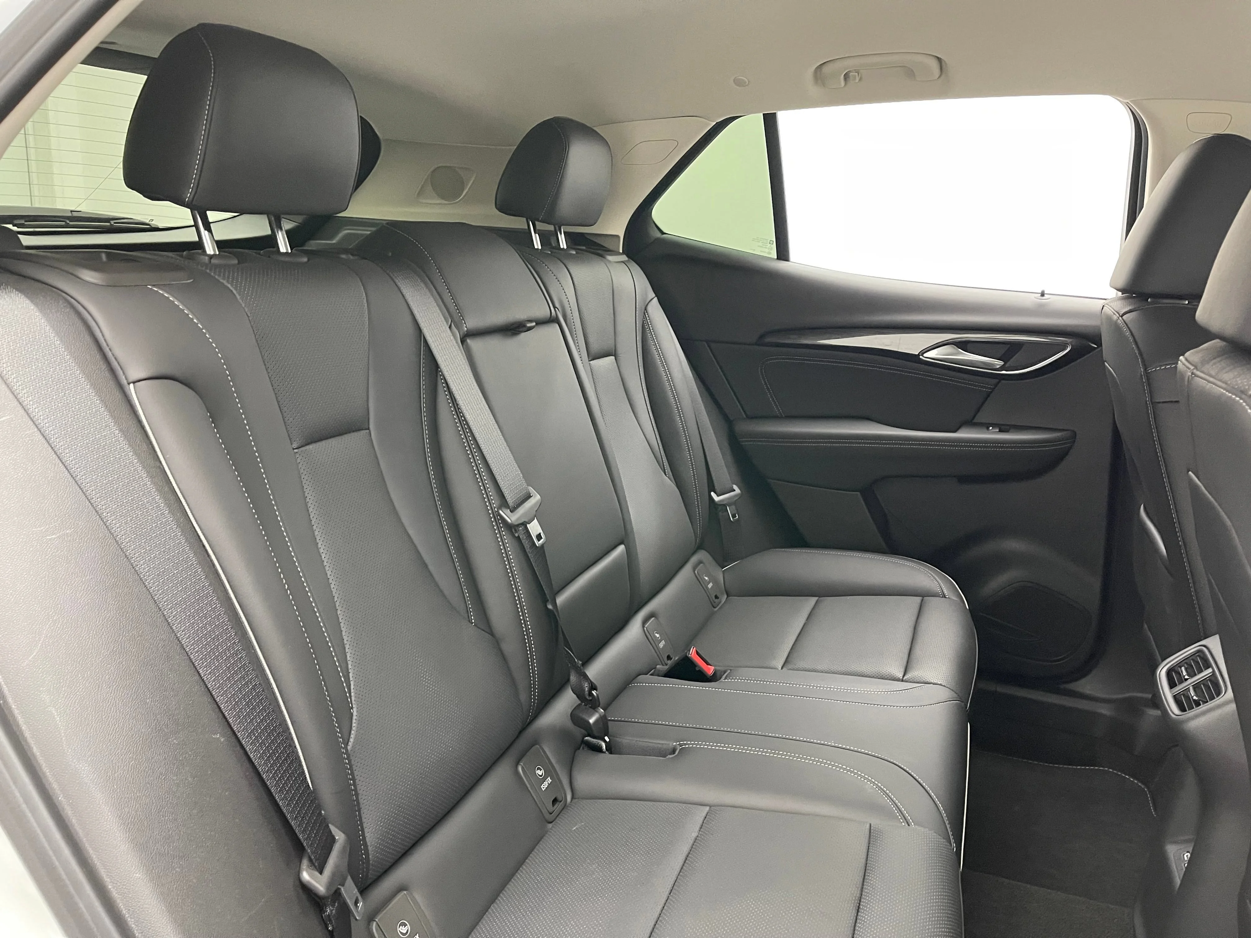Used 2023 Summit White Buick Essence image 36