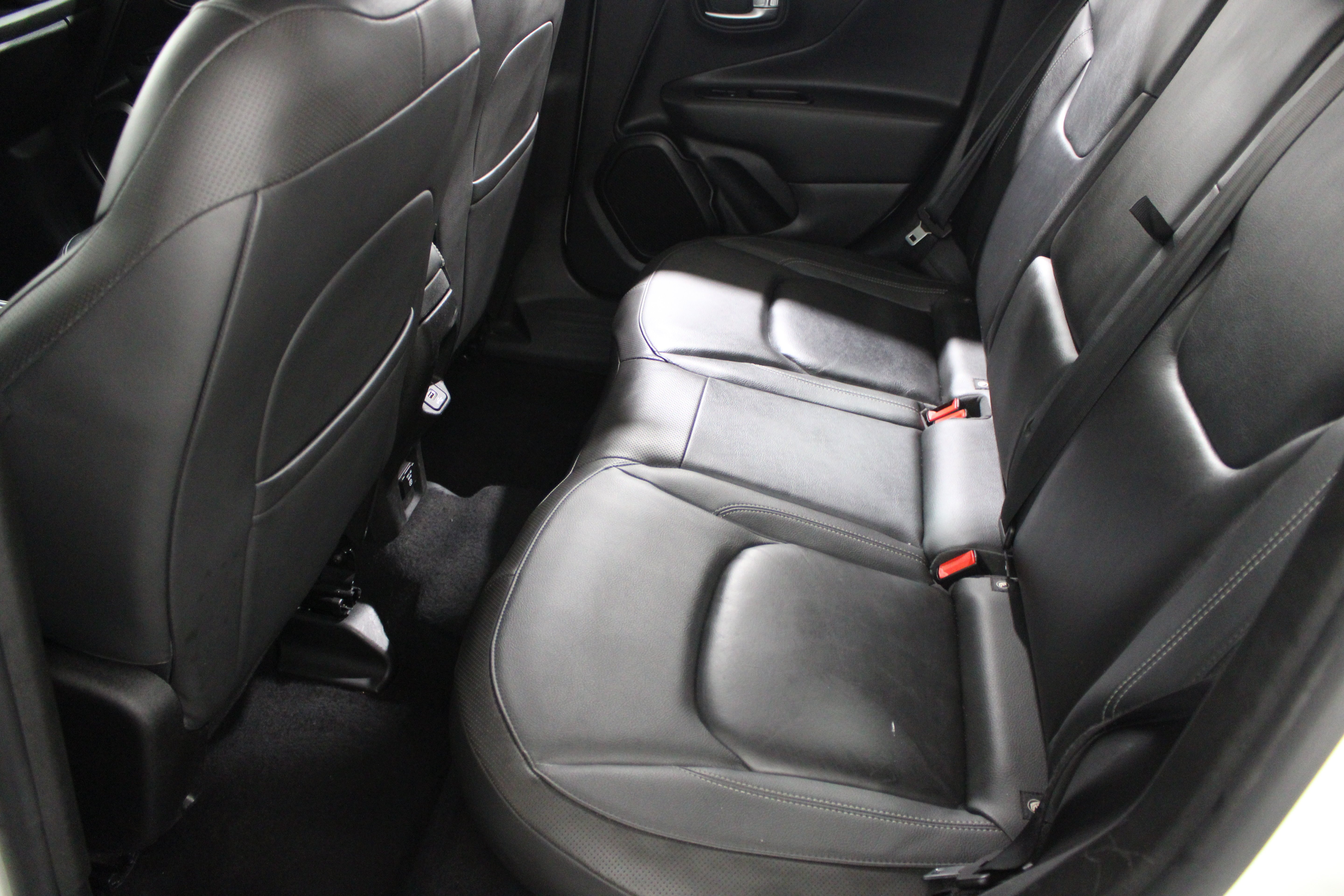 Used 2020 Alpine White Clearcoat Jeep Limited image 22