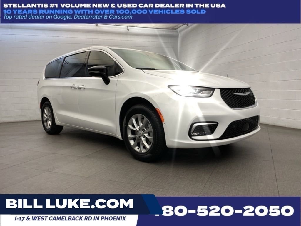 2026 Chrysler Pacifica Select's photo