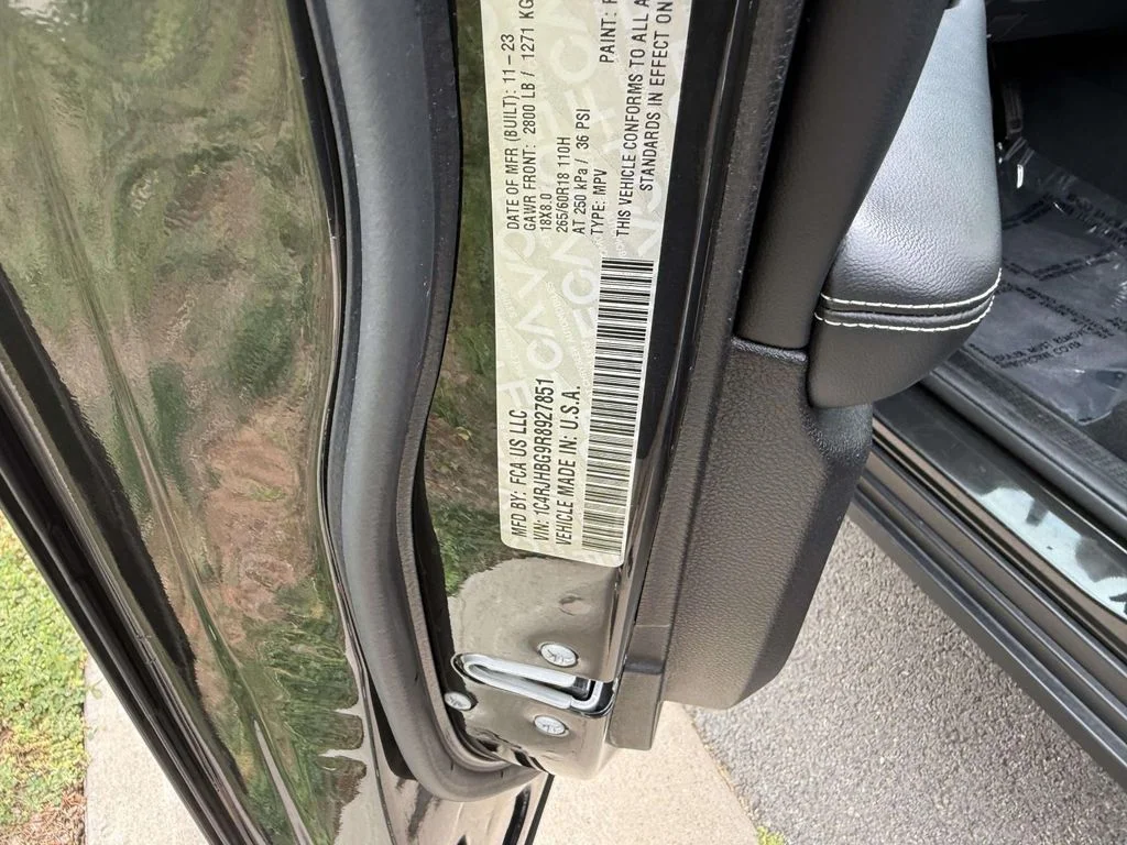 Used 2024  Jeep Limited image 35