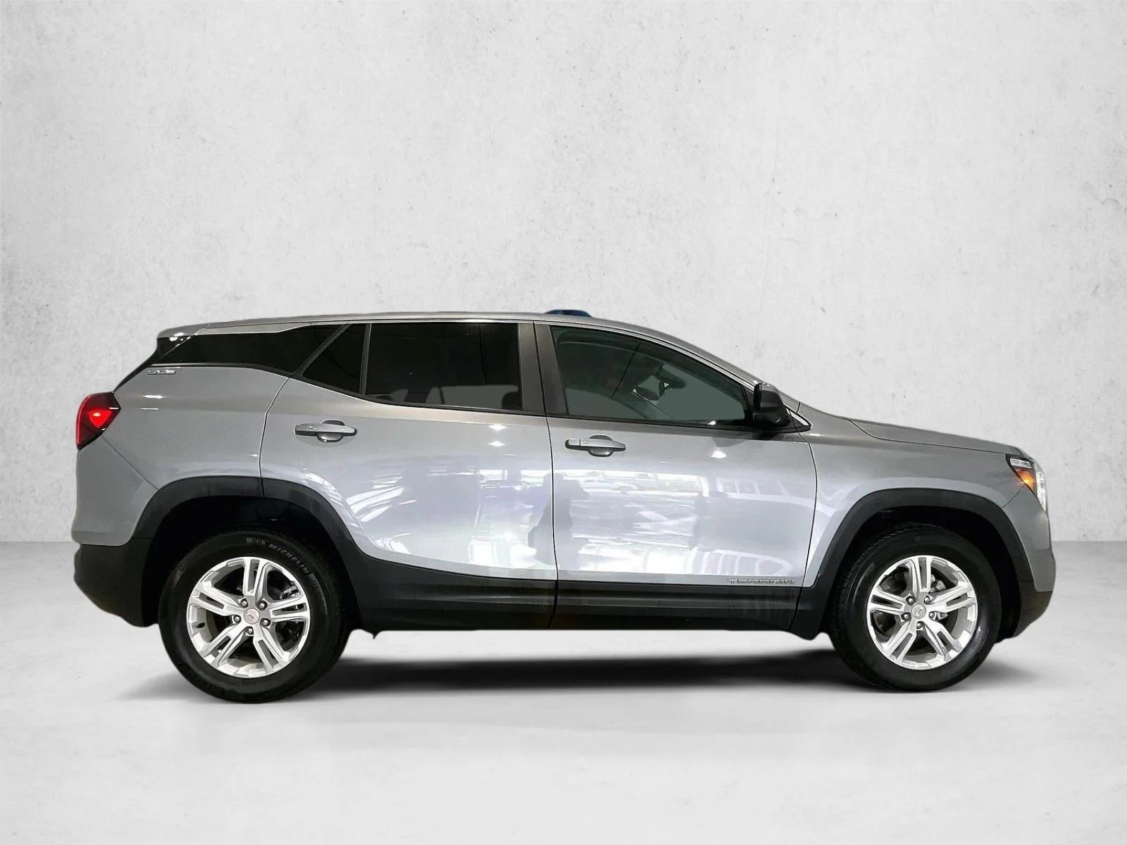 Used 2023 Sterling Metallic GMC SLE image 5