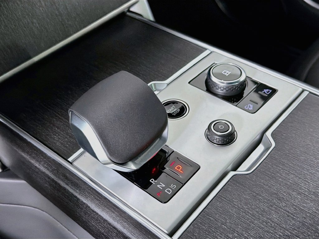 New 2027 Santorini Black Land Rover SE image 17