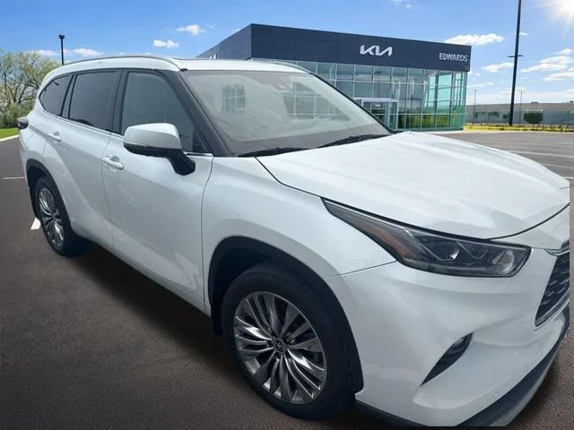 Used 2022 White Toyota Platinum image 3