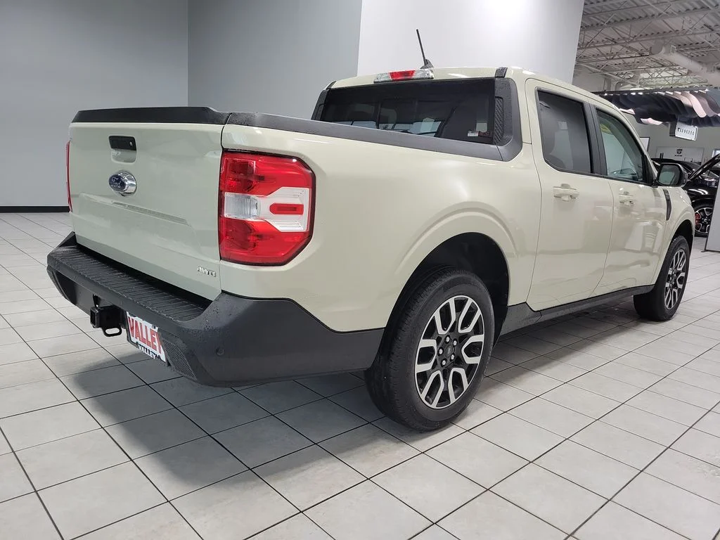Used 2024  Ford Lariat image 12