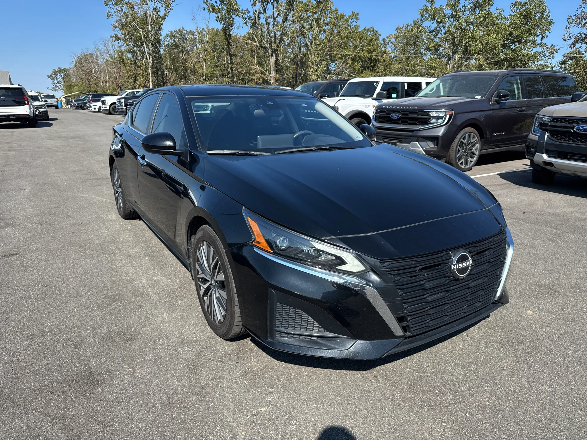 Used 2024 Super Black Nissan 2.5 SV image 3