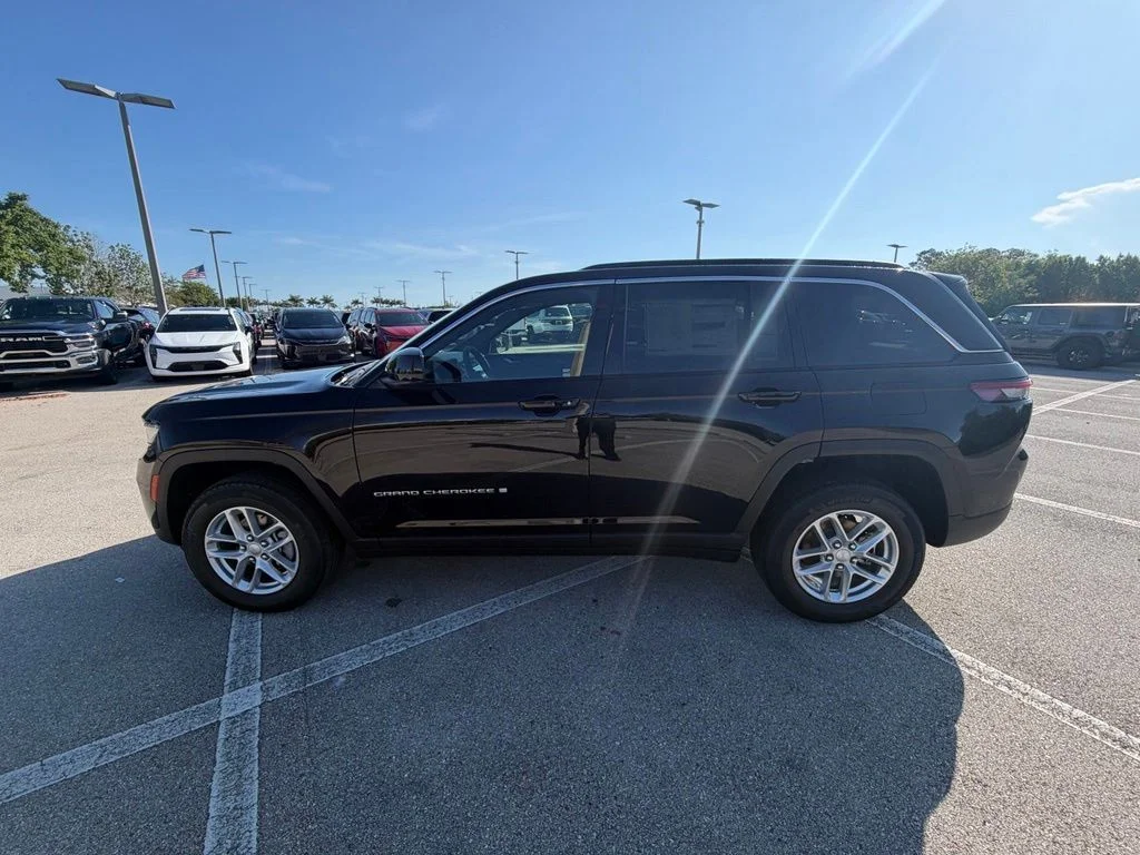 New 2026 Diamond Black Crystal Pearl-Coat Exterior Paint Jeep Laredo image 6