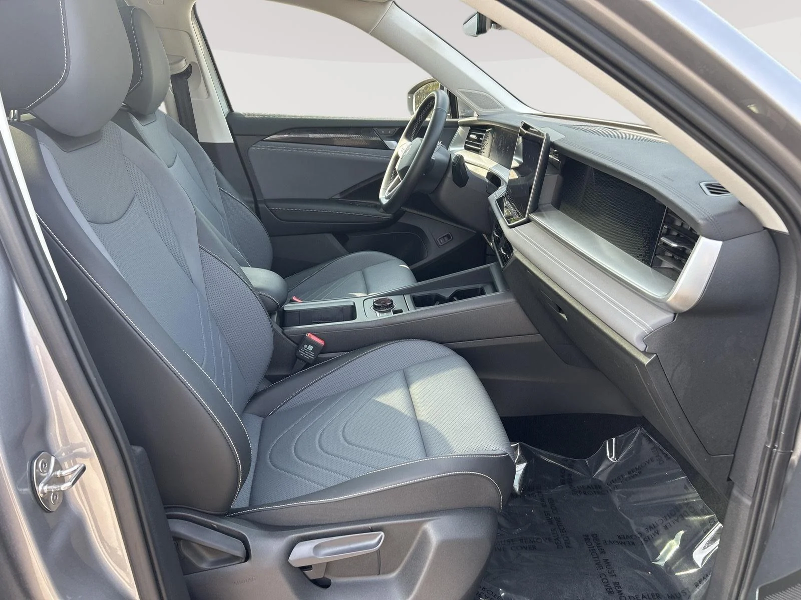 Certified Used 2025 SILVER Volkswagen SE image 19
