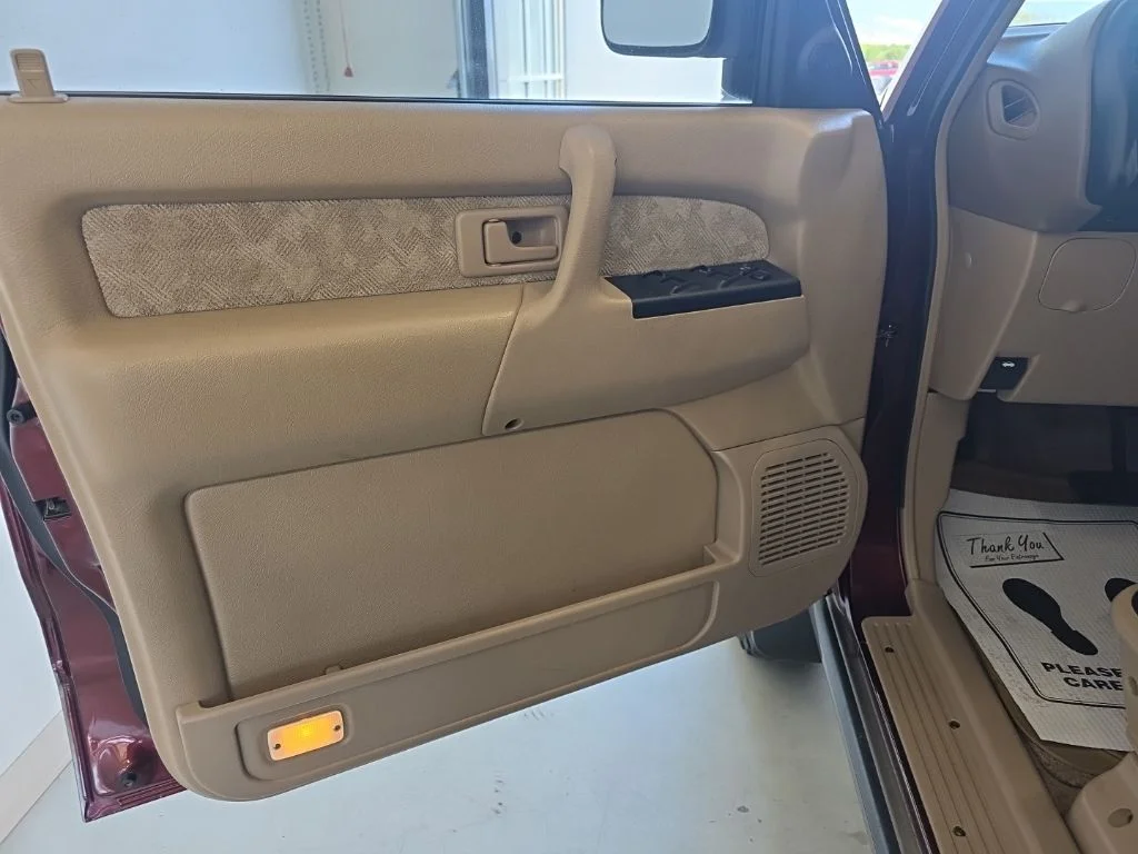 Used 2000 Red Isuzu S image 8
