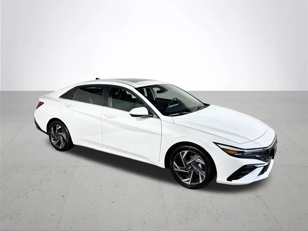 Used 2025 White Hyundai SEL Convenience image 4