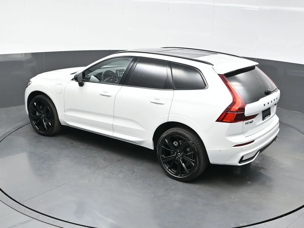 New 2026 Crystal White Volvo T8 Ultra Black Edition image 37