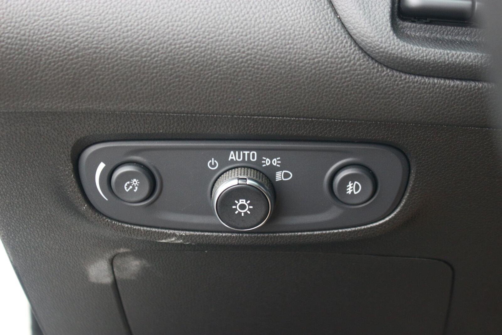 Used 2022 White Frost Tricoat Buick Essence image 31