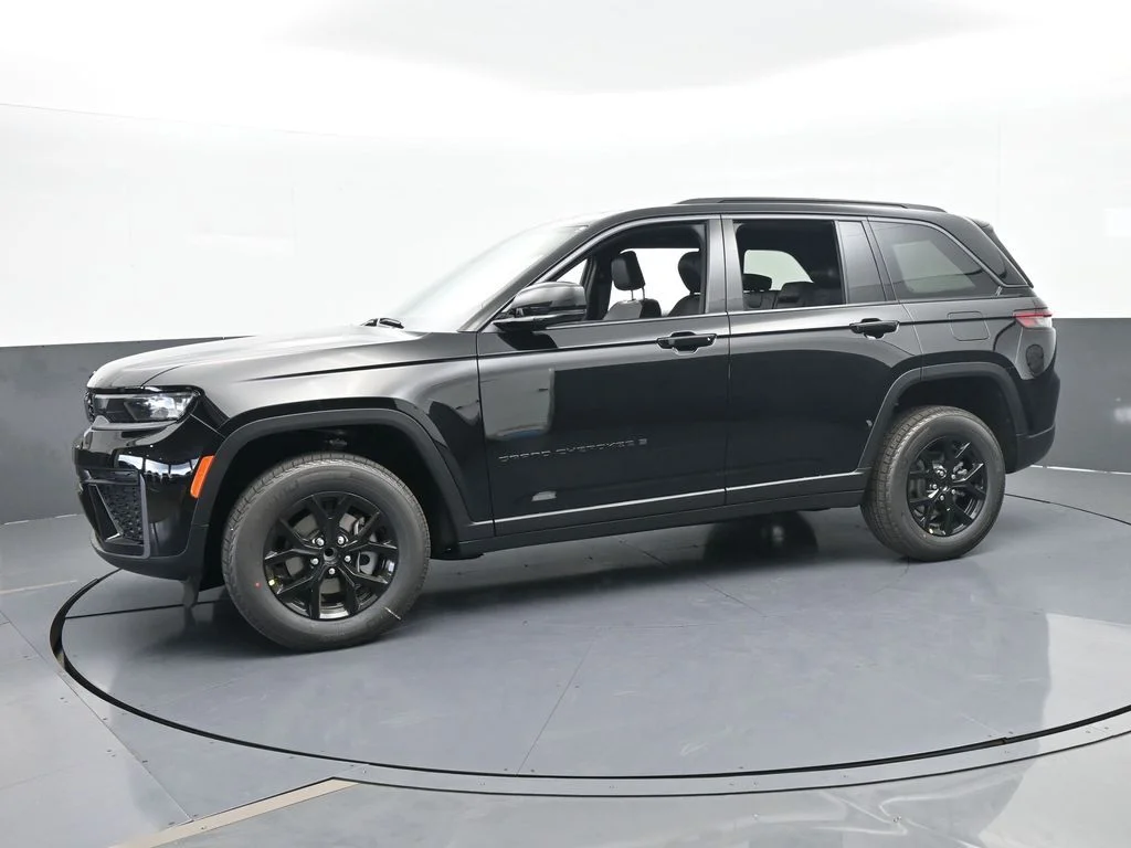 New 2026 Diamond Black Crystal Pearl-Coat Exterior Paint Jeep Altitude image 2