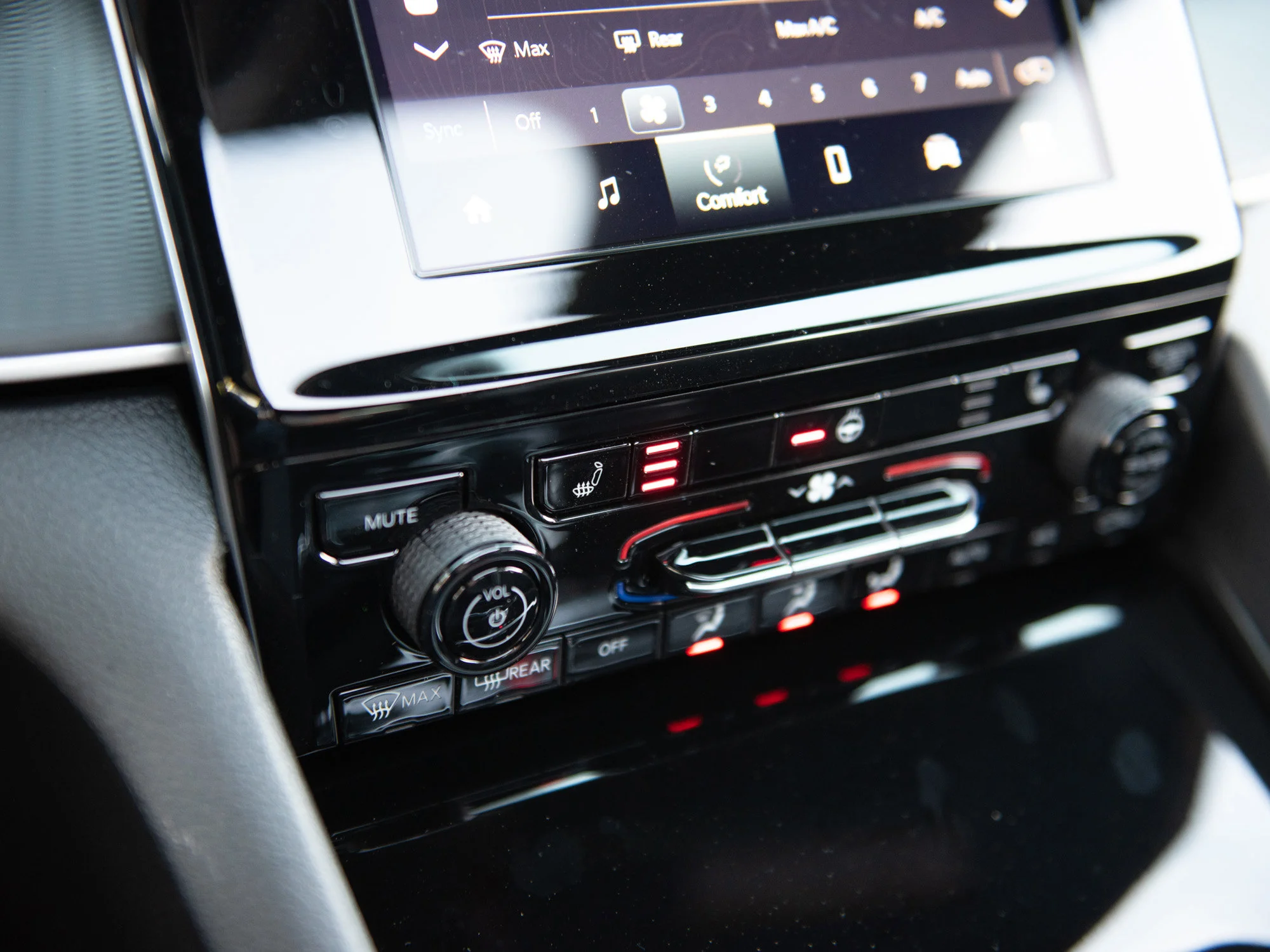 New 2025 Black Jeep Altitude* 4x4, Sunroof, Heated Leather, Remote Start, Wireless Charging Pad image 17