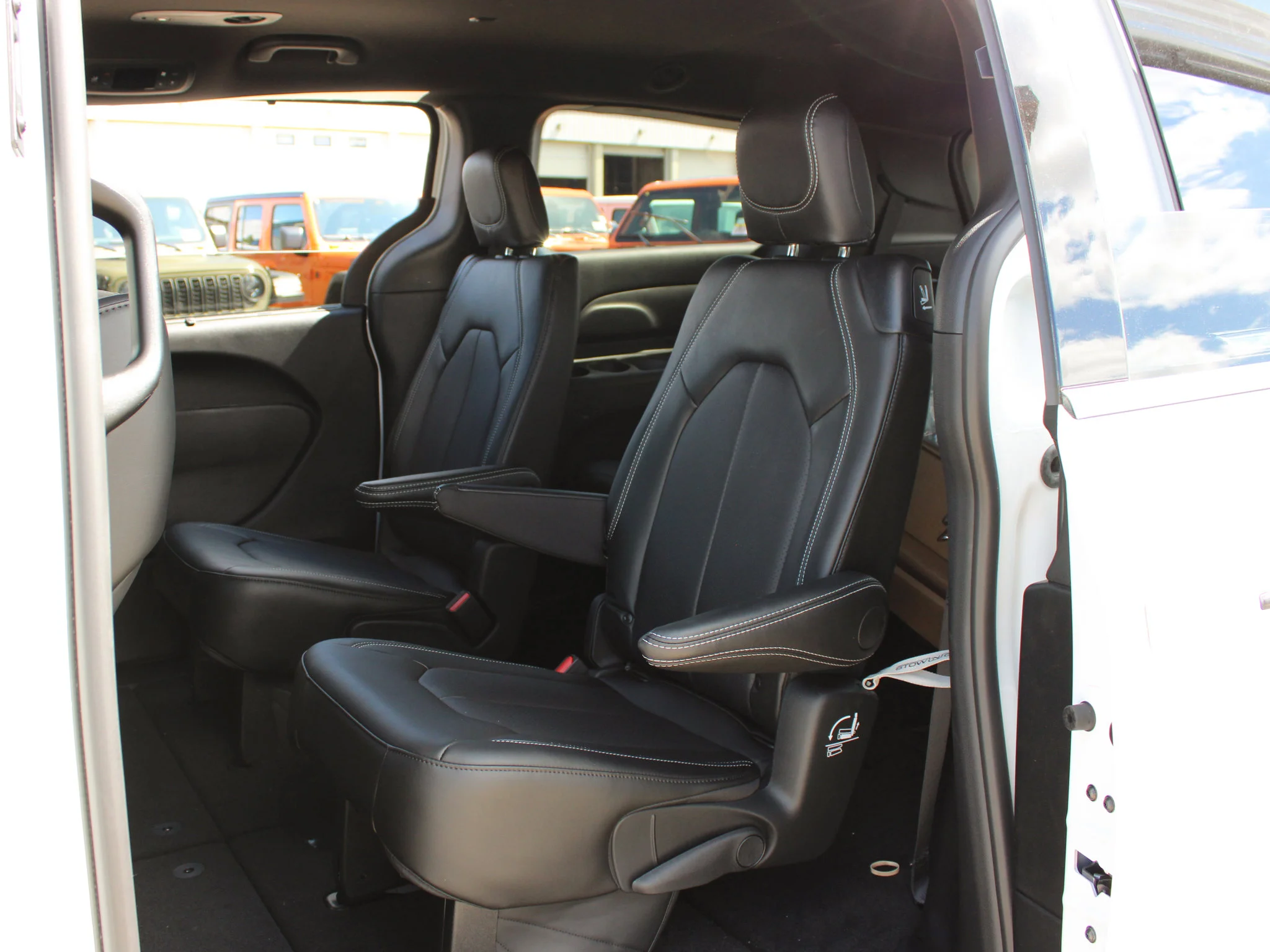 Used 2025 White Chrysler SXT*, Remote Start, Heated Leather, Lane Departure Warning image 10
