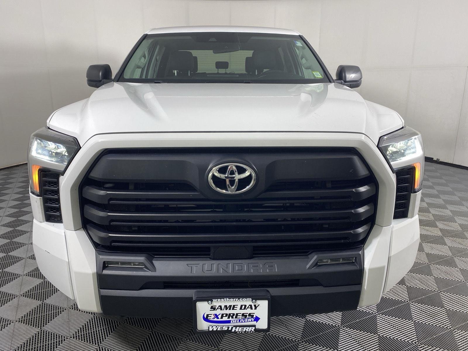 Used 2022 White Toyota SR5 image 12