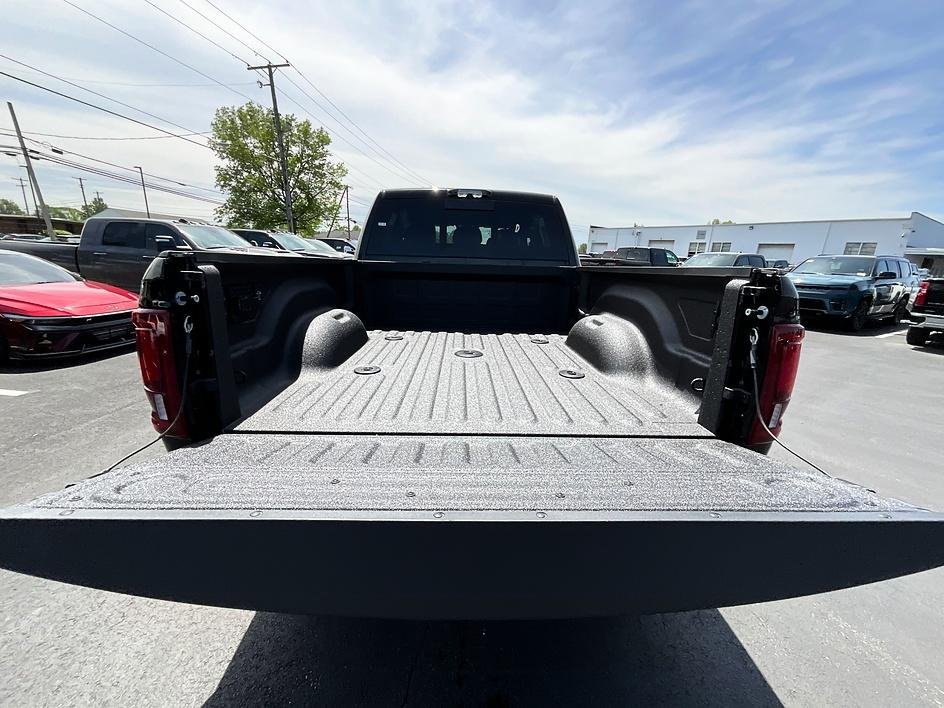 New 2026 Diamond Black Crystal Pearl-Coat Exterior Paint RAM Laramie image 7